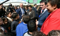 Manuel Valls entre la ministre de l'Education Najat Vallaud-Belkacem et la ministre de la Ville, Hélène Geoffroy lors d'une réunion interministérielle le 13 avril 2016 à Vaulx-en-Velin