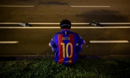 Un fan du FC Barcelone avec le maillot de Messi devant le Camp Nou, le 26 août 2020