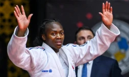 La judoka française Clarisse Agbégnénou fête sa médaille de bronze contre Andreja Leski de Slovénie après un combat au Championnat du Monde de Judo à Abu Dhabi le 21 mai 2024