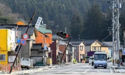 Un feu de circulation penche au-dessus d'une rue de Wajima, dans la préfecture d'Ishikawa, le 6 janvier 2024