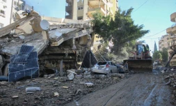 Des ouvriers dégagent les décombres du site des frappes aériennes de la veille qui ont visé la ville d'al-Hawsh dans le sud du Liban, près de la ville côtière de Tyr, le 20 novembre 2024