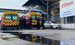 Des pompiers devant l'usine chimique Elkem Silicones, après une explosion, le 22 décembre 2025 à Saint-Fons, dans le Rhône