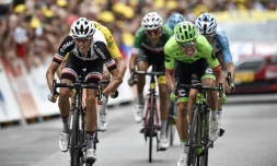 Le Colombien Rigoberto Uran (d) remporte la 9e étape du Tour de France, le 9 juillet 2017 à Chambéry