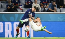 Le défenseur français Lucas Hernandez à la lutte avec le milieu allemand Joshua Kimmich lors de l'Euro le 15 juin 2021 à Munich