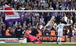 L'attaquant de Lyon Alexandre Lacazette transforme un penalty face à Toulouse, le 29 octobre 2016 au Stadium 