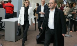 L'ex-maire de Canteleu Mélanie Boulanger arrive au tribunal de Bobigny avec son avocat, Me  Arnaud de Saint-Remy (D), le 27 mai 2024