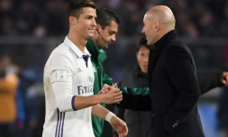 L'entraîneur du Real  Zidane (d) félicite Ronaldo, auteur d'un triplé, face aux Japonais de Kashima Antlers en finale du Mondial des clubs, le 18 décembre 2016 à Yokohama 