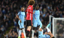 L'attaquant de Manchester City Sergio Aguero tombe à terre après une altercation averc le milieu de Manchester United Marouane Fellaini (g) à l'Etihad Stadium, le 27 avril 2017