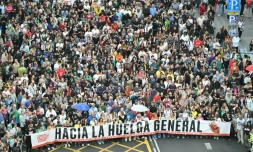 De manifestants défilent pour le droit au logement au lendemain du rejet par les députés d'une série de mesures présentées par le gouvernement, le 3 octobre 2026 à Madrid
