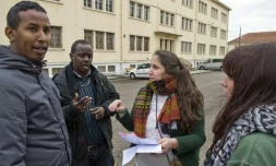 Des migrants sont accueillis par des bénévoles à Varennes-sur-Allier, le 23 octobre 2015