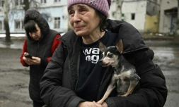 Une femme ukrainienne évacuée de Bakhmout, Lioubov, pleure en serrant Margot, son chihuahua, à Tchassiv Iar, le 3 avril 2023
