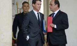 Le président français François Hollande (d) et son Premier ministre Manuel Valls (c) sur le perron de l'Elysée à Paris, le 23 septembre 2015
