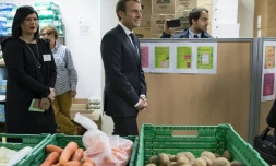 Emmanuel Macron visite un centre des Restos du Coeur, à Paris, le 21 novembre 2017