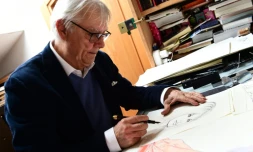 L'artiste italien Milo Manara dessine le portrait de Brigitte Bardot, à Vérone (Italie) le 13 mai 2016