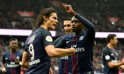 Le buteur parisien Edinson Cavani congratulé par ses coéquipiers après avoir débloqué le match contre Montpellier au Parc des Princes, le 22 avril 2017