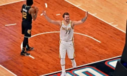 Le N.77 des Mavericks Luka Doncic célÚbre son panier à trois points qui offre la victoire à Dallas, le 14 avril 2021 à Memphis dans le Tennessee