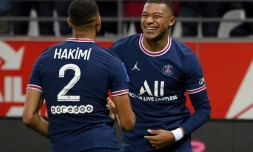 La joie de l'attaquant du Paris Saint-Germain, Kylian Mbappé, félicité par le défenseur marocain Achraf Hakimi, après avoir marqué le 3e but face à Clermont, lors de leur match de Ligue 1, le 11 septembre 2021 au Parc des Princes
