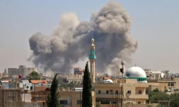 Des colonnes de fumée s'élèvent de la ville rebelle de Nawa, à environ 30 km au nord de Deraa, dans le sud syrien, le 27 juin 2018 lors de frappes aériennes attribuée au régime