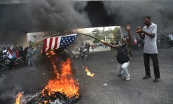 Des manifestants brûlent un drapeau américain, le 15 février 2019 à Port-au-Prince, en Haïti