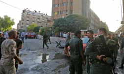 Sur le site d'un double attentat-suicide visant un commissariat de police dans le quartier de Midane à Damas, le 2 octobre 2017