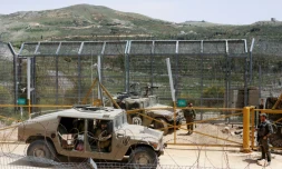 Des soldats israéliens montent la garde près de la barrière frontalière, dans le village de Majdal Shams, sur les hauteurs du Golan annexé, le 30 avril 2025