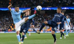 L'attaquant de Manchester City Sergio Agüero à la lutte avec Casemiro du Real Madrid en Ligue des champions à l'Etihad Stadium