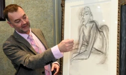 Le conservateur du musĂ©e et commissaire de l'exposition, Patrice Deparpe prĂ©sente le tableau de Matisse "la femme accoudĂ©e,Ă Lille, le 25 octobre 2019Â
