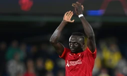 Sadio Mane, l'attaquant sénégalais de Liverpool, salue la foule à la fin de la demi-finale retour de Ligue des champions contre Villarreal le 3 mai 2022 à Villarreal