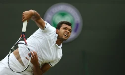 Le Français Jo-Wilfried Tsonga lors de son match contre son compatriote Richard Gasquet, en 8e de finale de Wimbledon, à Londres, le 4 juillet 2016