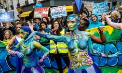Des danseurs ouvrent un défilé à l'occasion de la Journée mondiale de l'océan, à Paris le 8 juin 2019