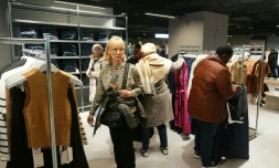 Clientes à l'ouverture de l'espace du géant du e-commerce Shein au Bazar de l'Hotel de Ville (BHV) à Paris le 5 novembre 2025.