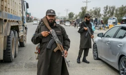 Des gardes talibans Ă un checkpoint de Kandahar, en Afghanistan, le 3 mars 2026