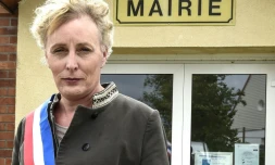 Marie Cau, première maire transgenre en France, le 24 mai 2020 devant la mairie de son village de Tilloy-lez-Marchiennes, dans le Nord