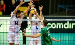 Nicolas Le Goff et Jean Patry montent au bloc sur le smash du Bulgare Tsvetan Sokolov au Tournoi de qualification olympique de Berlin, le 6 janvier 2020