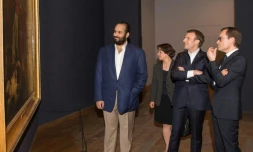 Photo fournie par le Palais royal saoudien le 9 avril 2018 montrant le prince héritier saoudien Mohammed ben Salmane et le président français Emmanuel Macron visiter le LOuvre,