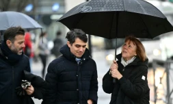 Gisèle Pelicot (d), avec ses avocats, Stéphane Babonneau (c) et Antoine Camus (g), arrivant au procès, Avignon, le 13 décembre 2024