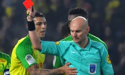 Tony Chapron exclut le défenseur brésilien de Nantes Diego Carlos lors du match contre le PSG, le 14 janvier 2018 au stade de La Beaujoire