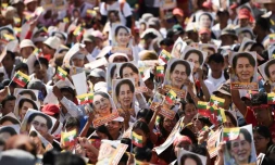 Des photos de la dirigeante birmane Aung San Suu Kyi lors d'un rassemblement de soutien, la 10 décembre 2019 à Rangoun