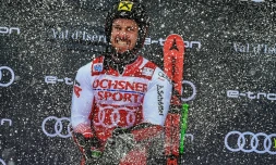L'Autrichien Marcel Hirsher pose sur le podium après sa victoire au Géant de Val d'Isère, le 8 décembre 2018