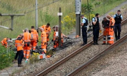 Des agents de la SNCF et des gendarmes sur les lieux d'un sabotage présumé à Croiselles, dans le nord de la France, le 26 juillet 2024