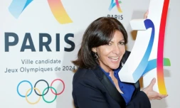 La maire de Paris Anne Hidalgo pose avec le logo de la candidature de Paris pour les JO-2024, le 17 février 2016