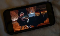 Le pianiste allemand Igor Levit jouant "Vexation" d'Erik Satie dans un studio Ă Berlin, en video live, le 30 mai 2020