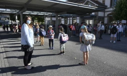 Des élèves attendent avant d'entrer dans leur salle de classe, le 22 juin 2020 à l'école Ziegelau de Strasbourg