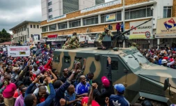 Des manifestants au côté d'un transport de troupes de l'armée zibabwéenne le 18 novembre 2017 lors d'une manifestation pour réclamer le départ du président Robert Mugabe 