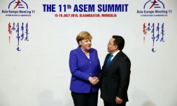 La chancelière Angela Merkel accueillie par le président de Mongolie Tsakhiagiin Elbegdorj à son arrivée le 15 juillet 2016 au sommet Europe-Asie à Ulan Bator