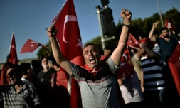 Les supporters du président Erdogan manifestent leur soutien au gouvernement dans les rues d'Istanbul, le 16 juillet 2016