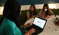 Un groupe de femmes discutent tout en surfant sur le réseau "The Soul Sisters Pakistan", le 31 août 2020 à Lahore, au Pakistan