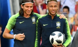 La star du Brésil Neymar (droite) et son coéquipier Filipe Luis, lors d'un entraînement au stade Luzhniki de Moscou, le 26 juin 2018 