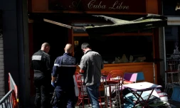 Des policiers devant le bar Au Cuba Libre oĂč un incendie a fait au moins 13 morts, le 6 aoĂ»t 2016 Ă Rouen