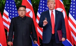 Le président américain Donald Trump se tient aux côtés du leadeur nord-coréen Kim Jong Un, à Singapour, le 12 juin 2018